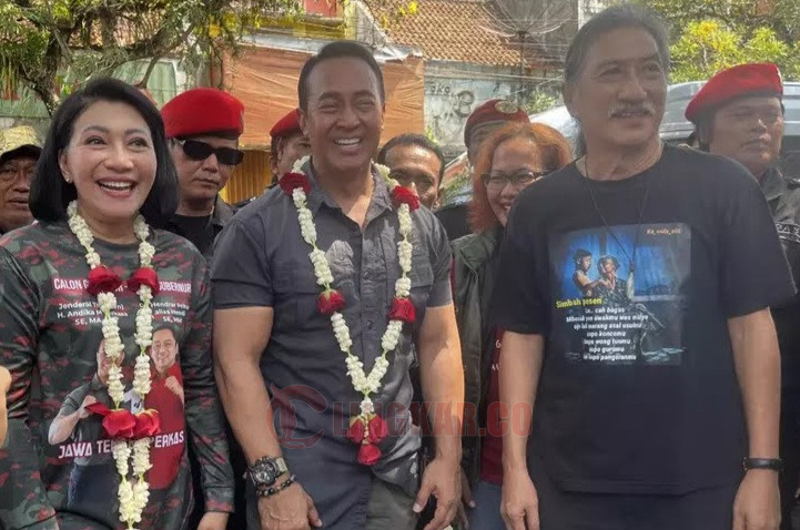 Calon Gubernur Jawa Tengah Nomor Urut 1 Andika Perkasa didampingi istri dengan warga di Purwokerto, Minggu (27/10/2024). Foto: Istimewa.
