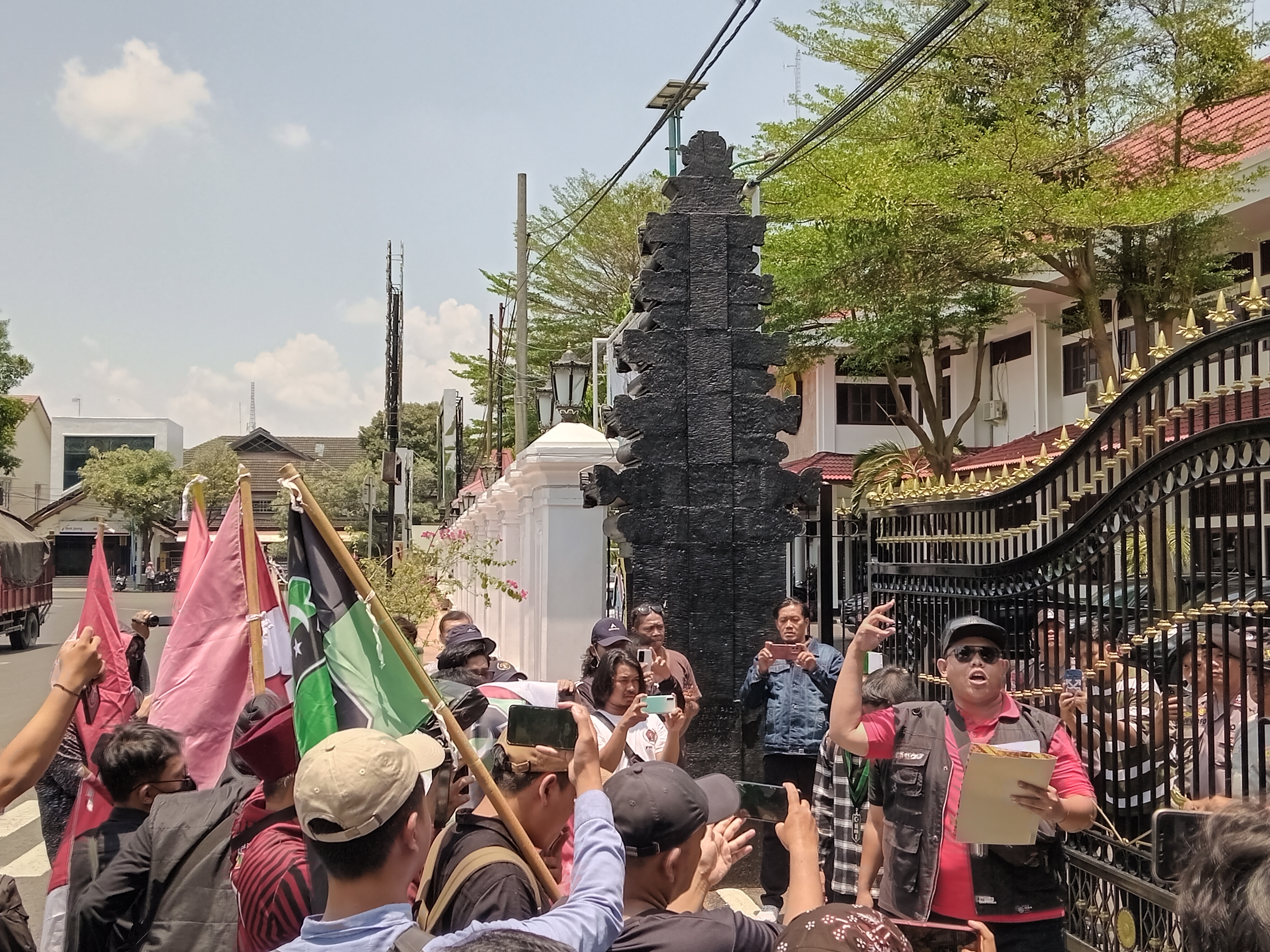 Puluhan mahasiswa demo Kantor Bupati Pati, Jumat (25/10/2024). Foto: Miftahus Salam