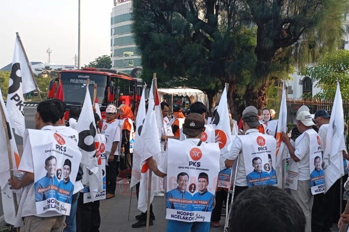 Kader dan simpatisan Partai Keadilan Sejahtera (PKS) Kota Semarang menggelar kampanye kreatif berupa flashmob di berbagai jalan utama pada Minggu (13/10/2024).