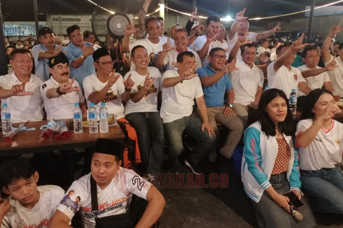 Calon Gubernur Jateng, Ahmad Luthfi dan Cawalkot-Cawawalkot Semarang, Yoyok Sukawi dan Joko Santoso berfoto bersama peserta nobar timnas Indonesia. Foto: istimewa