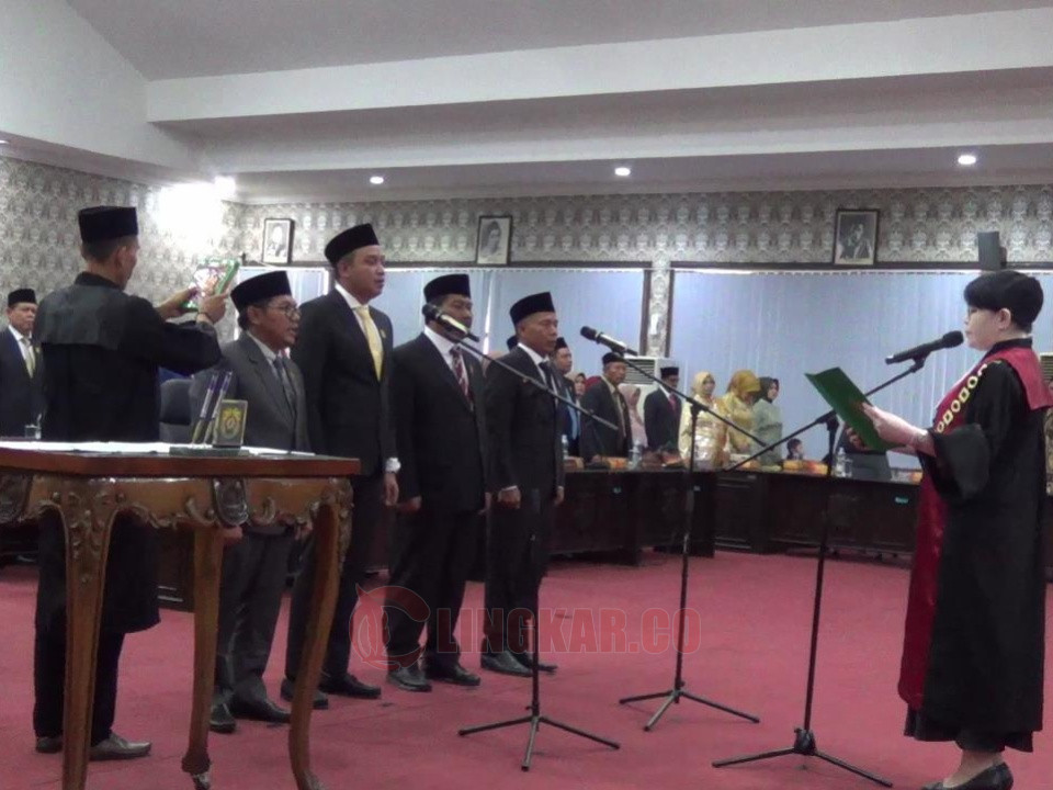 Para pemimpin DPRD Kabupaten Kendal saat diambil sumpah jabatan oleh Ketua Pengadilan Negeri Kabupaten Kendal Eva Meita Theodora Pasaribu di gedung DPRD Kendal. Foto: Wahyudi/Lingkar.co