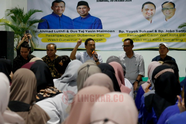 Calon Wali Kota dan Wakil Wali Kota Semarang Yoyok Sukawi dan Joko Santoso (Yoyok-Joss) saat berdialog dengan para pekerja pabrik. Foto: dokumentasi