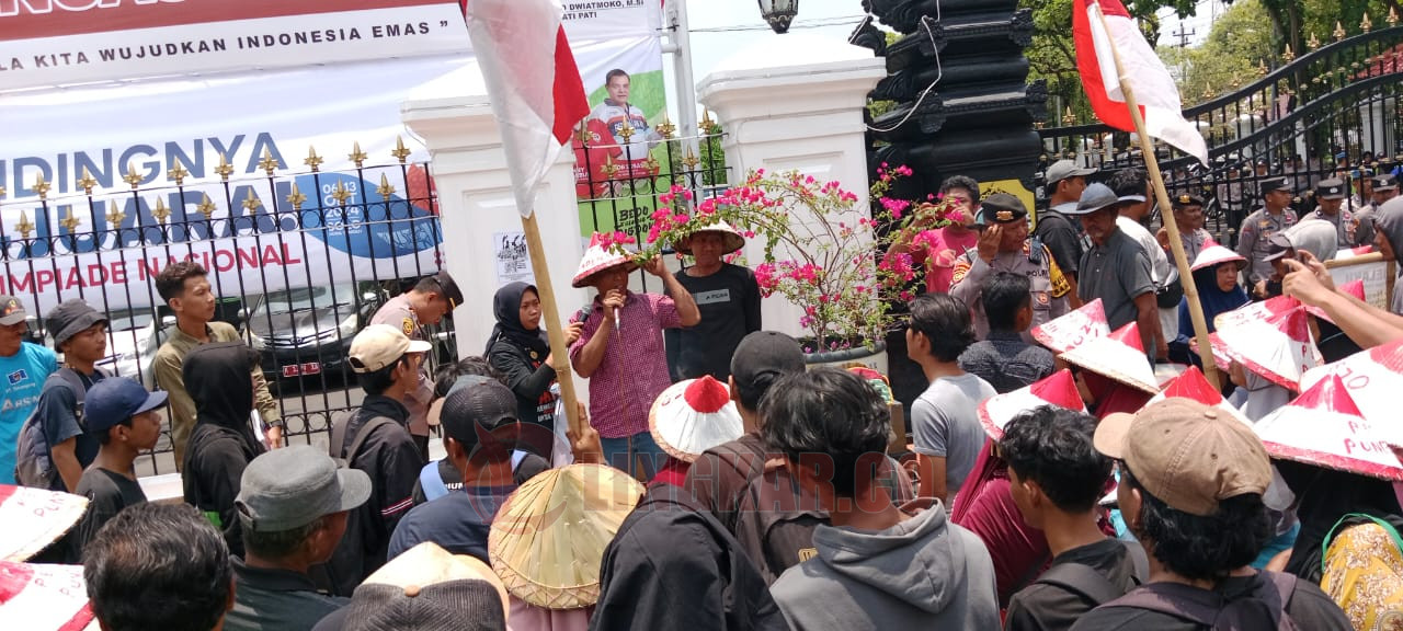 Petani Desa Pundenrejo, Kecamatan Tayu, Kabupaten Pati menggelar aksi unjuk rasa di depan Kantor Bupati Pati pada Jumat (4/10/2024). Foto: Miftahus Salam/Lingkar.co