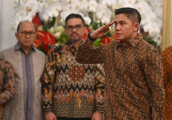 Mayor Teddy Indra Wijaya memberikan hormat kepada Presiden Prabowo Subianto saat pengumuman jajaran menteri Kabinet Merah Putih di Istana Merdeka, Jakarta, Minggu (20/10/2024). Foto: Istimewa.