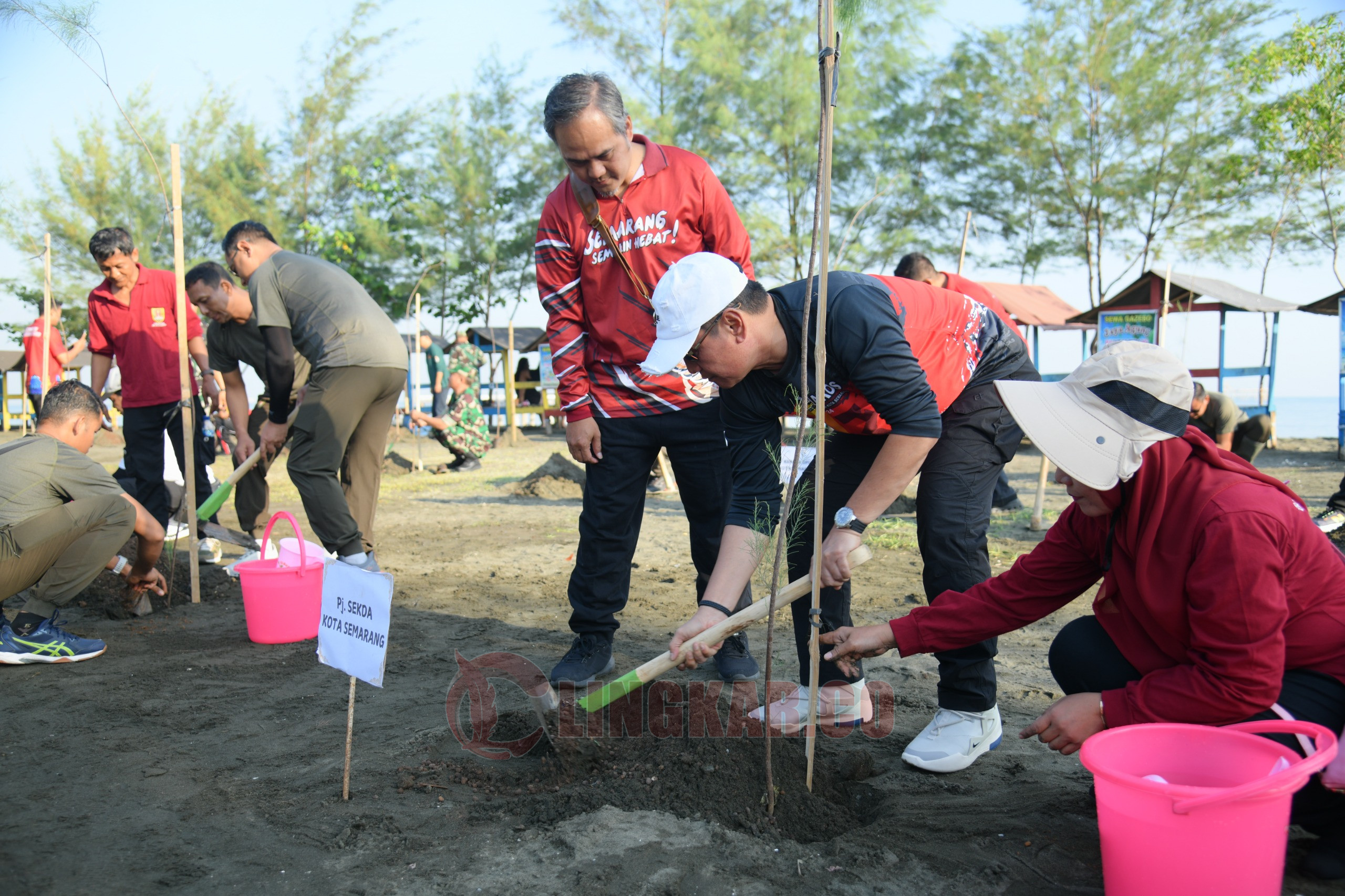Pemerintah Kota (Pemkot) Semarang bersama komponen masyarakat dan beberapa instansi, Jumat (1/10) lalu melaksanakan kegiatan bersih-bersih di Pantai Tirang. Kharenrisma/Lingkar.co