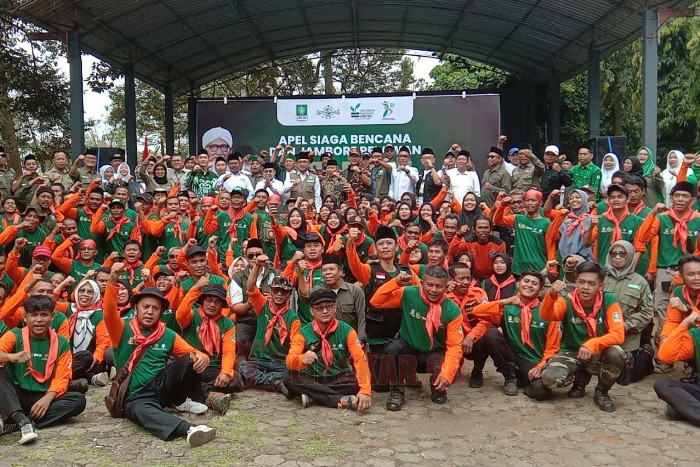 Relawan LPBINU berfoto bersama seusai apel pembukaan Jambore Nasional Zona II di Curug Sewu Kendal. Foto: istimewa