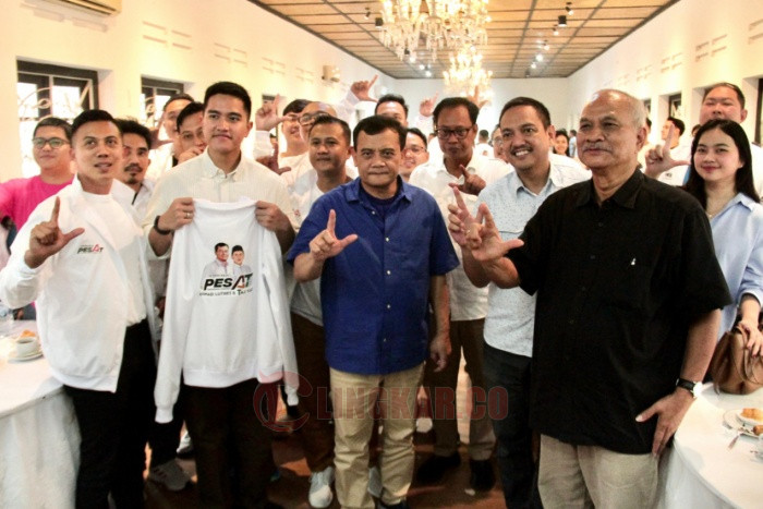 Ketum DPP PSI Kaesang Pangarep bersama Cagub Jateng Ahmad Luthfi dan Paslon Cawalkot-Cawawalkot Semarang Yoyok Sukawi dan Joko Santoso (Yoyok-Joss) di Toko Oen Kota Lama, Semarang, Rabu (13/11/2024). Foto: dokumentasi