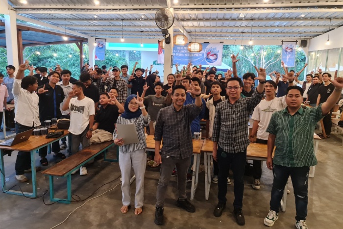 Relawan Jateng Muda Kota Semarang berfoto bersama seusai Deklarasi Bimbingan Teknis (Bimtek) di Kopi Nuri, Kota Semarang, pada Kamis (14/11/2024) petang.