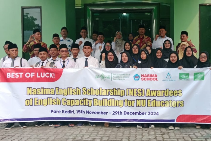 Pengurus PWNU Jawa Tengah dan YPI Nasima Semarang berfoto bersama guru-ustadz penerima beasiswa Bahasa Inggris di halaman kantor PWNU Jateng, Jalan dr. Cipto 180 Kota Semarang. Foto: dokumentasi