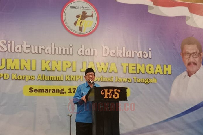 Ketua Dewan Pakar Korps Alumni KNPI Jawa Tengah, Dr Drs Budiyanto SH MHum saat memberikan orasi pemenangan pasangan Andika-Hendi dalam deklarasi yang dilakukan di hotel Santika Premiere, Minggu (17/11/2024). Foto: Rifqi/Lingkar.co
