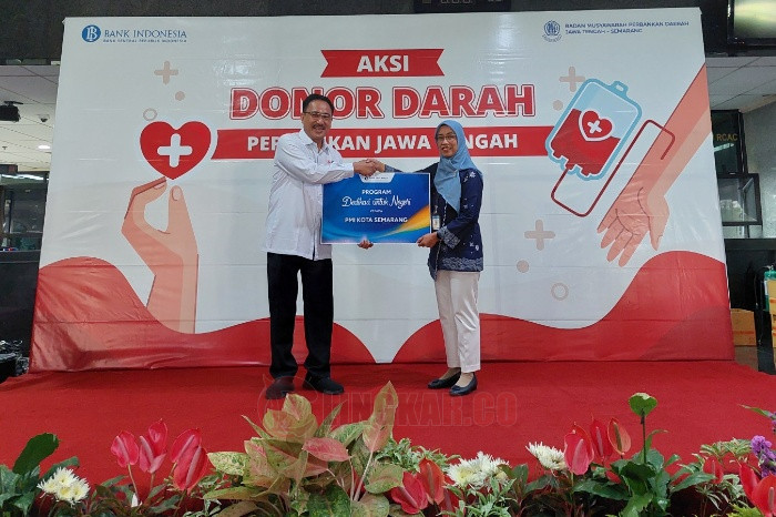 Plh. Kepala Perwakilan Bank Indonesia Jawa Tengah, Ndari Surjaningsih secara simbolis menyerahkan 1 unit ambulans kepada ketua PMI Kota Semarang, Dr. dr. Awal Prasetyo, M.Kes., Sp.THT-KL, MM(ARS) pada Rabu (20/11/2024). Foto: dokumentasi