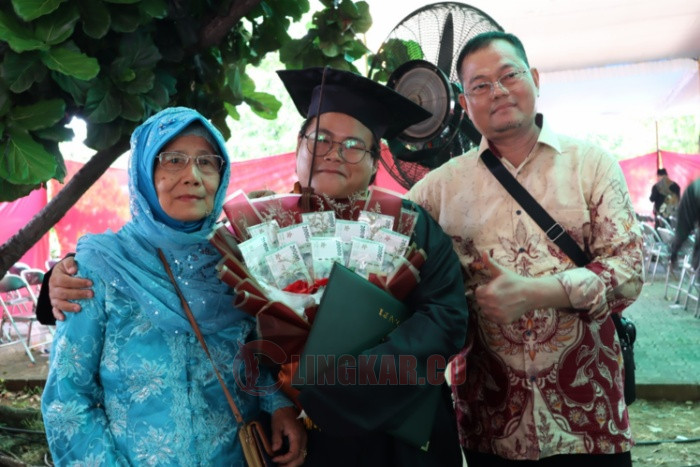 Muhammad Amin Hambali, wisudawan tuna netra jurusan Komunikasi dan Penyiaran Islam (KPI) Fakultas Dakwah dan Komunikasi UIN Walisongo Semarang. Foto: istimewa