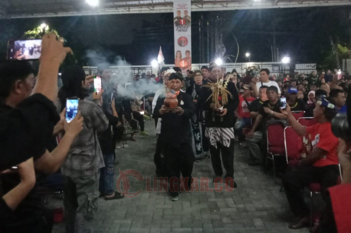 Paguyuban Sastro Jendro Kota Semarang saat melakukan deklarasi dukungan kepada paslon 01 Agustina Wilujeng Pramestuti dan Iswar Aminuddin (Agustina-Iswar) di posko pemenangan jaguar. Foto: dokumentasi