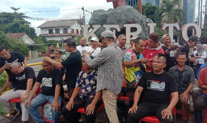 Sejumlah relawan kotak kosong melakukan cukur botak massal pasca menang hitung cepat pilkada Pangkalpinang 2024. istimewa/Lingkar.co