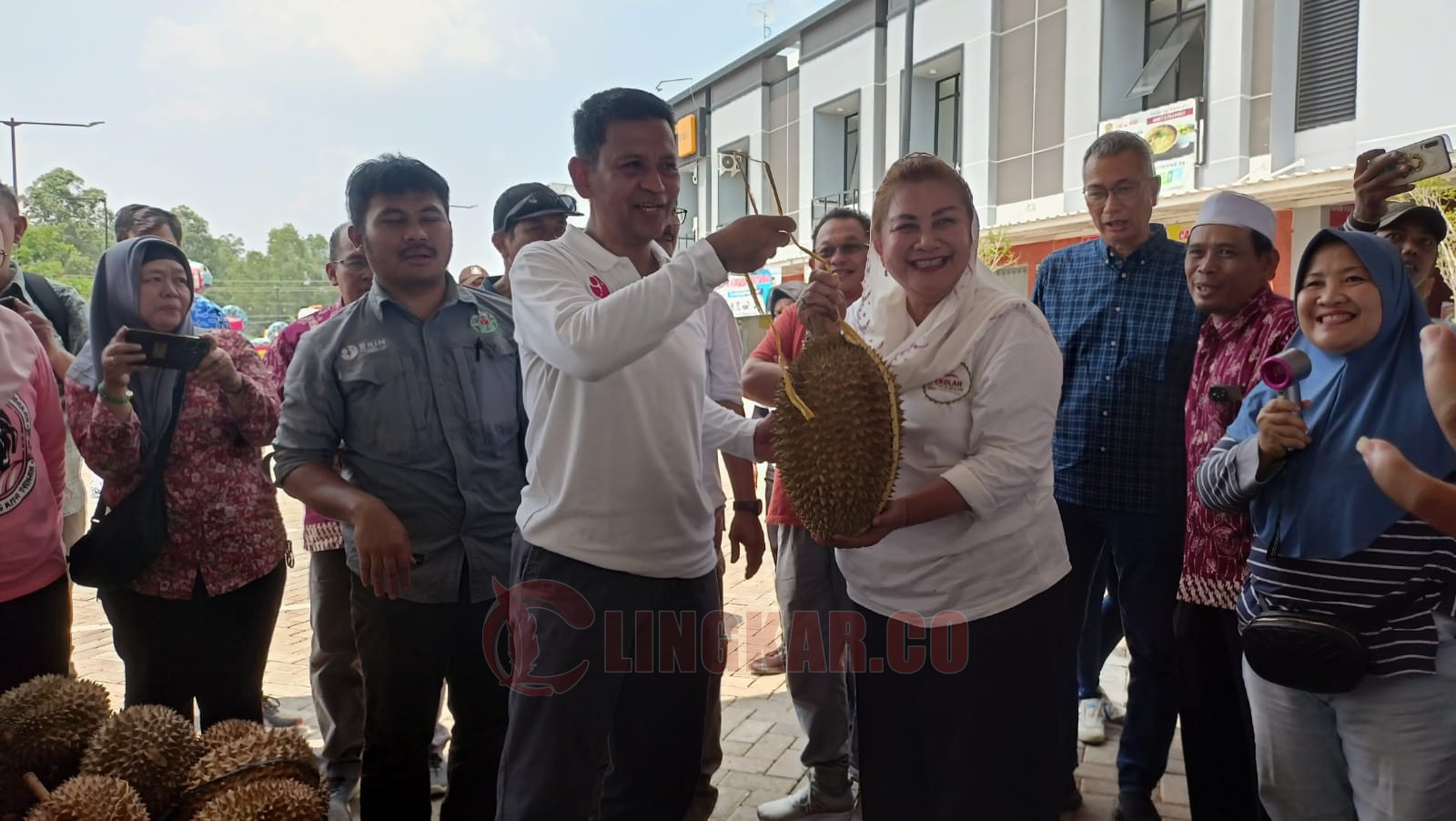Mbak Ita saat hadir dalam acara Gerebek Durian yang berlangsung di Pasar Modern BSB City pada Jumat (8/11/2024)