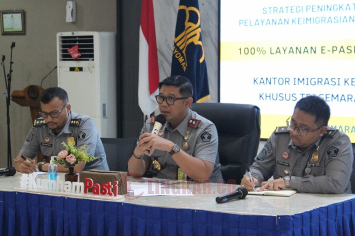 Kepala Kantor Imigrasi Semarang, Guntur Sahat Hamonangan, didampingi Kasi Tikkim, Andi Arieyanto dan Kasubag TU, Kurnia Sadewa. Foto: dokumentasi