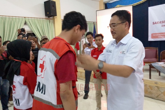 Ketua PMI Kota Semarang, Awal Prasetyo saat menyematkan tanda peserta Latgab dan sarasehan relawan PMI Korwil I Jawa Tengah. Foto: Rifqi/Lingkar.co