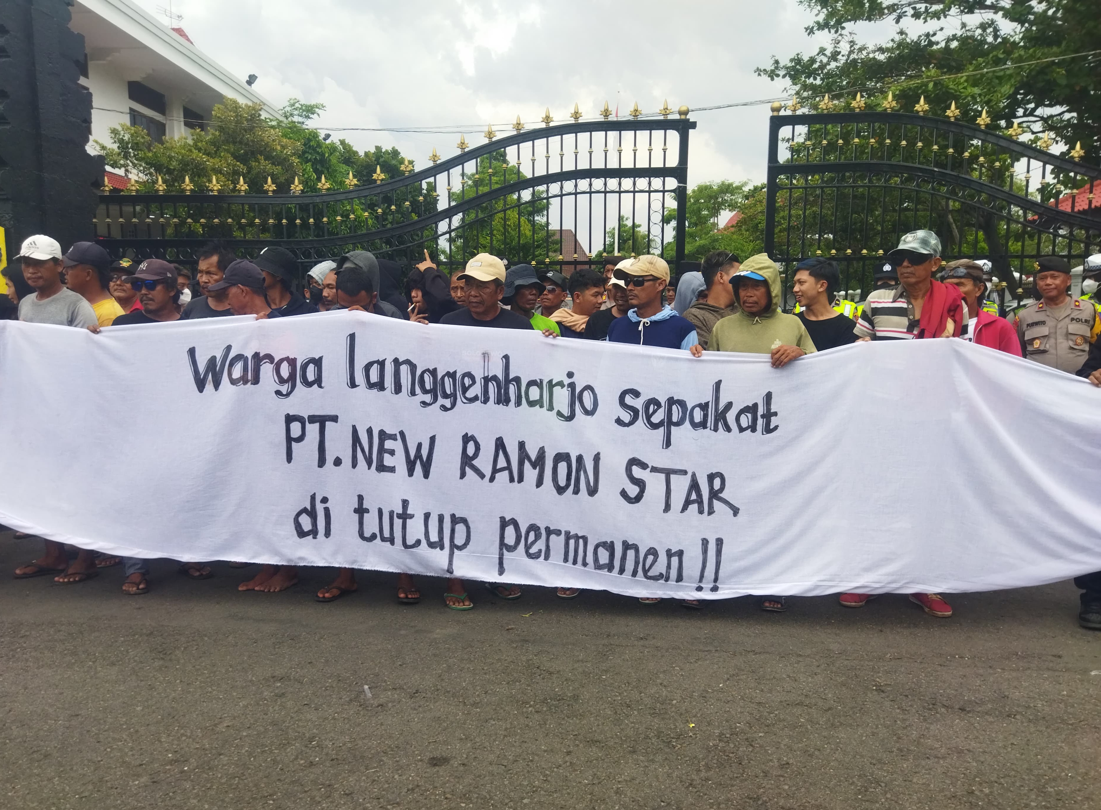 Warga Langenharjo, Kecamatan Juwana, Kabupaten Pati demo di depan Kantor Bupati Pati, Senin (2/12/2024). Foto: Miftahus Salam/Lingkar.co