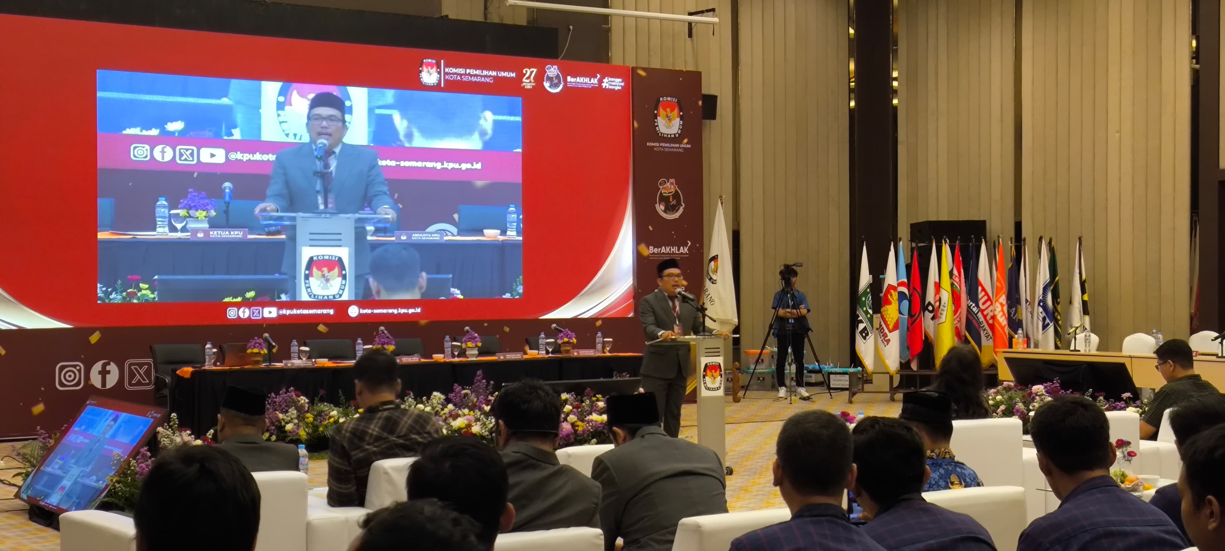 KPU Kota Semarang gelar rapat rekapitulasi hasil perolehan suara Pilkada 2024 tingkat Kota, Rabu (4/12/2024). Kharenrisma/Lingkar.co