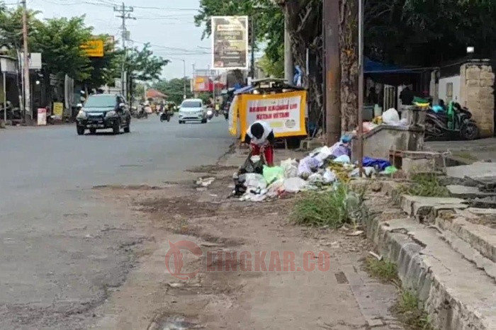 Salah satu tumpukan sampah di salah satu ruas jalan pasar Weleri Kendal. Foto: Yudi/Lingkar.co