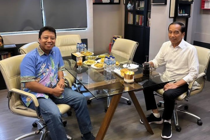 Ketua majelis pertimbangan DPP PPP, Muhammad Romahurmuziy (Gus Rommy) saat bertemu mantan presiden RI, Joko Widodo (Jokowi) di jakarta beberapa waktu lalu. Foto: Instagram Gus Rommy