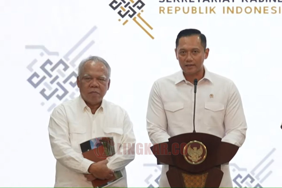 Kepala Otorita Ibu Kota Nusantara (OIKN) Basuki Hadimuljono (kiri), Menteri Koordinator (Menko) Bidang Infrastruktur dan Pembangunan Kewilayahan Agus Harimurti Yudhoyono (AHY) (kanan)/Lingkar.co