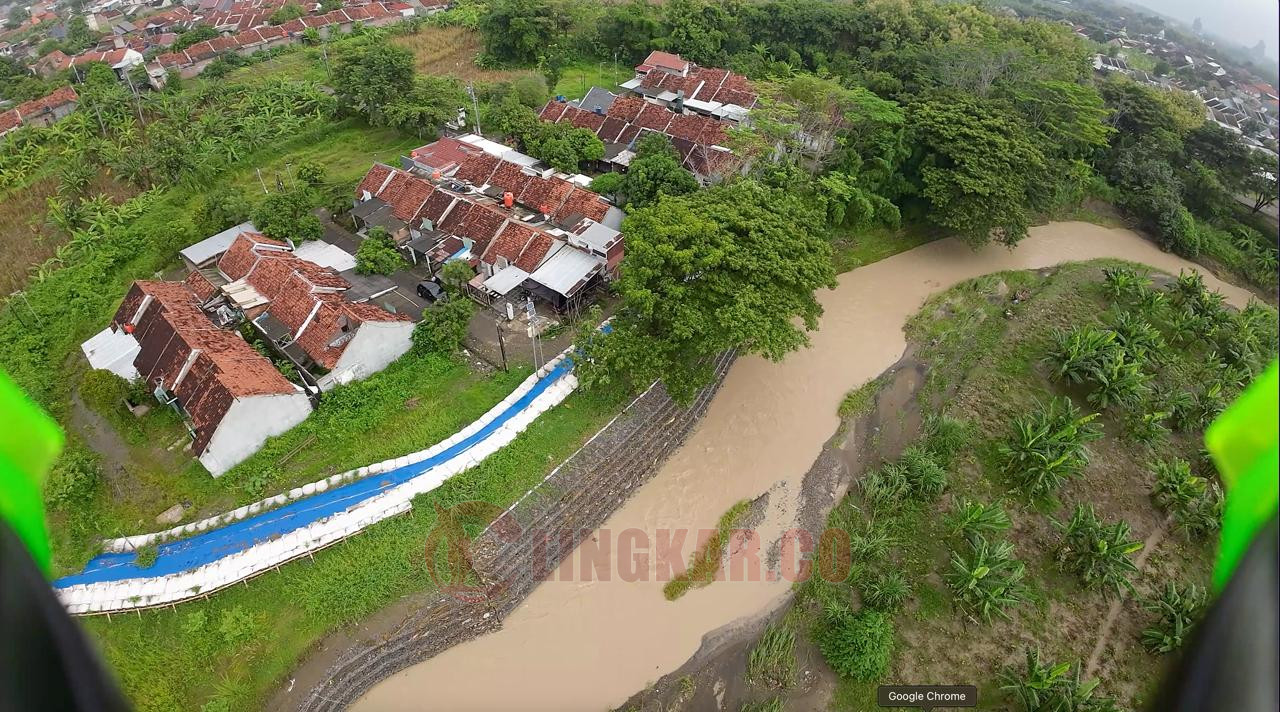Salah satu penanganan luapan air berupa pembuatan bronjong pada bibir sungai di perumahan Dinar Semarang/Lingkar.co