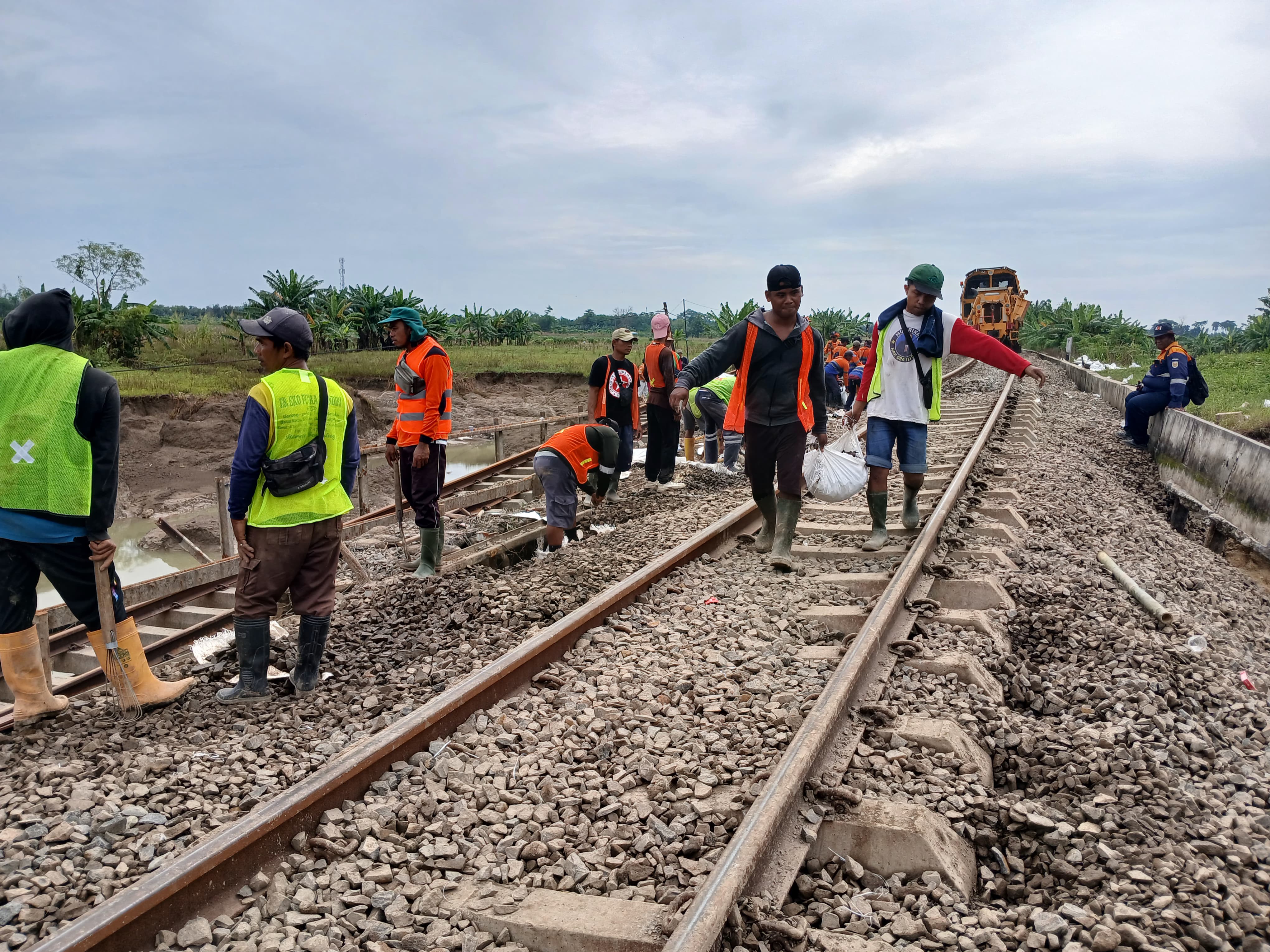 Penanganan jalur kereta api jalur pada Km 32+5/7 antara Stasiun Gubug - Stasiun Karangjati Kabupaten Grobogan.