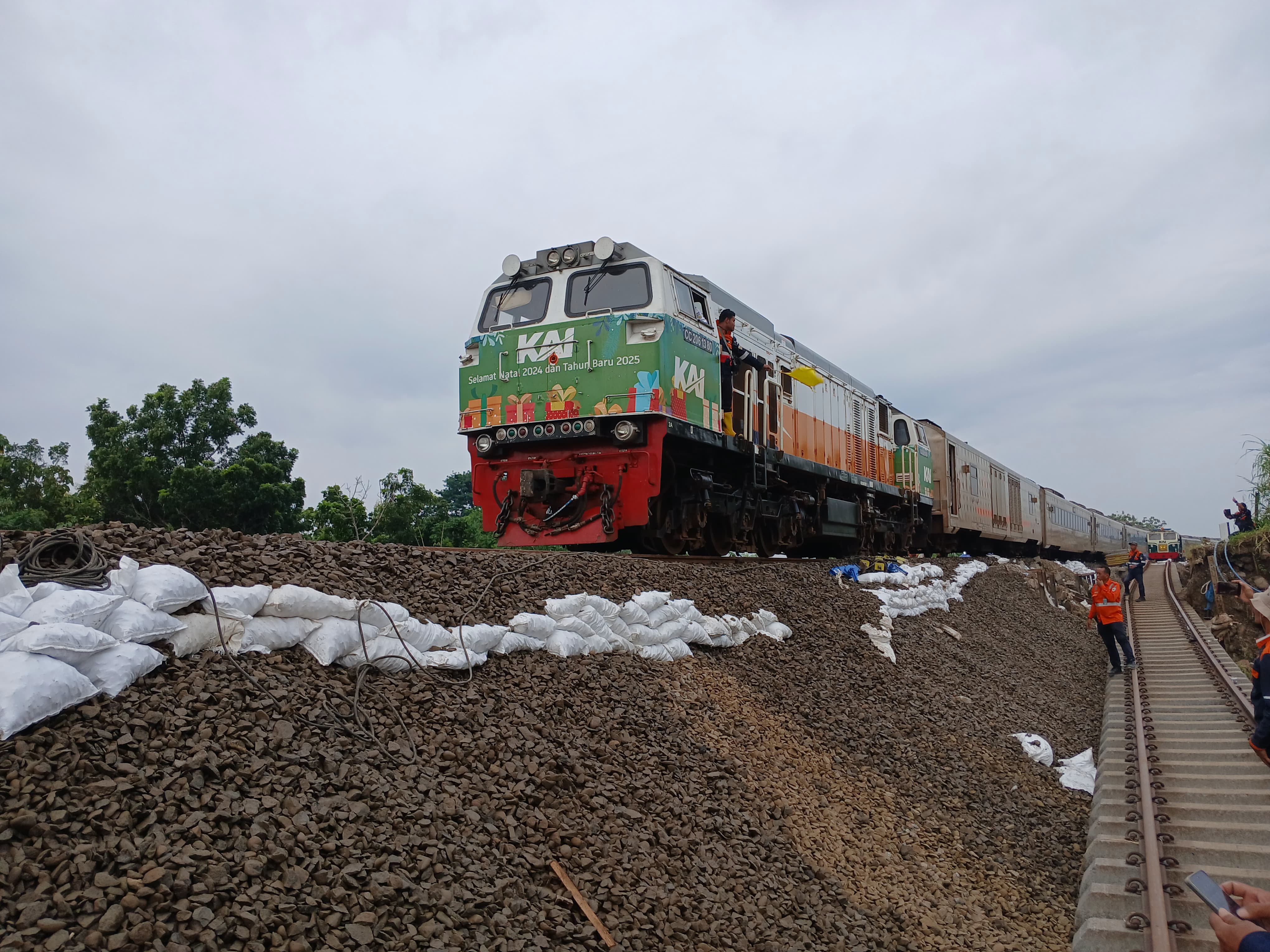 Jalur KA antara Stasiun Gubug - Karangjati Kabupaten Grobogan sudah bisa dilewati kereta api.