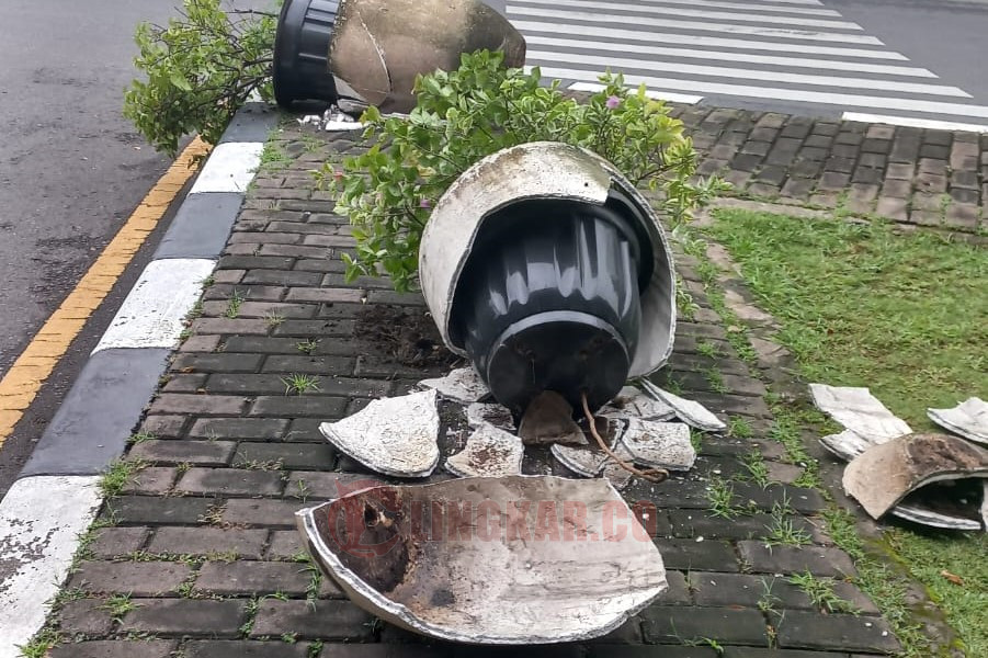 Perusakan pot bunga yang berada di Kalibanteng Semarang.