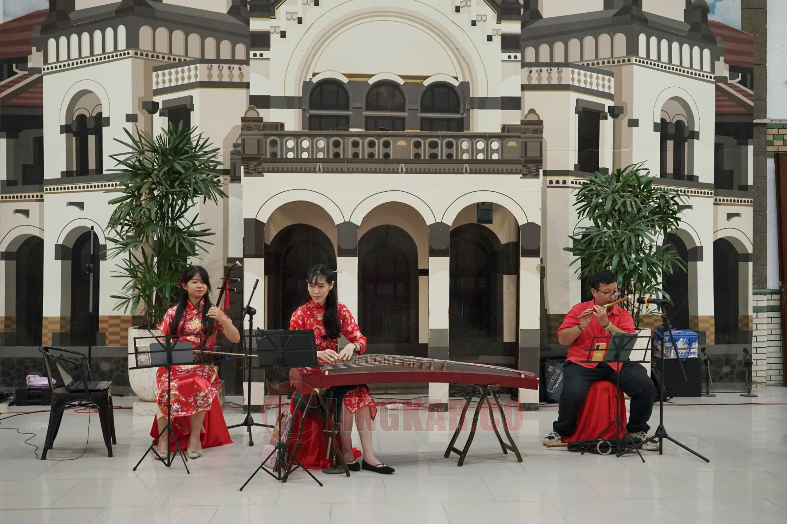 Pertunjukan musik Tionghoa di Stasiun Semarang Tawang Bank Jateng.
