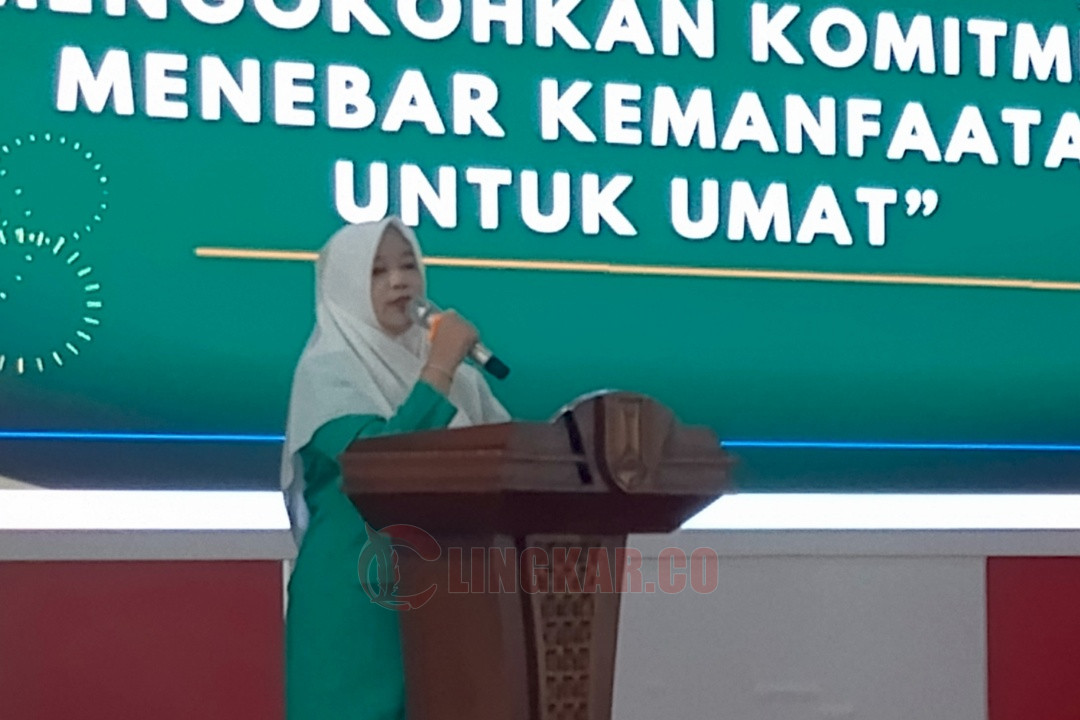 Ketua PC Fatayat NU Kota Semarang, Nyai Hj Istighfaroh saat menyampaikan sambutan Upgrading seusai pelantikan lembaga di rumah dinas Wali Kota Semarang. Foto: Rifqi/Lingkar.co