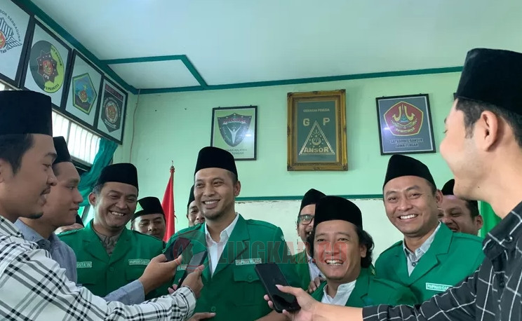 Dr. M. Shidqon Prabowo (tengah) bersama Ketua PC GP Ansor Kota Semarang Abdurrahman (Gus Dora)(dua kanan) beberapa saat lalu. Dok Cyber Ansor 024 for Lingkar.co
