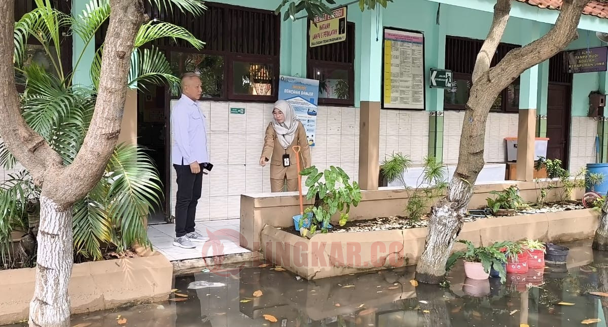 Kunjungan Ketua Komisi C DPRD Kota Semarang, HM Rukiyanto AB didampingi Plt Kepala Sekolah SDN Tlogosari Kulon 06, Afina Sulistiahati.