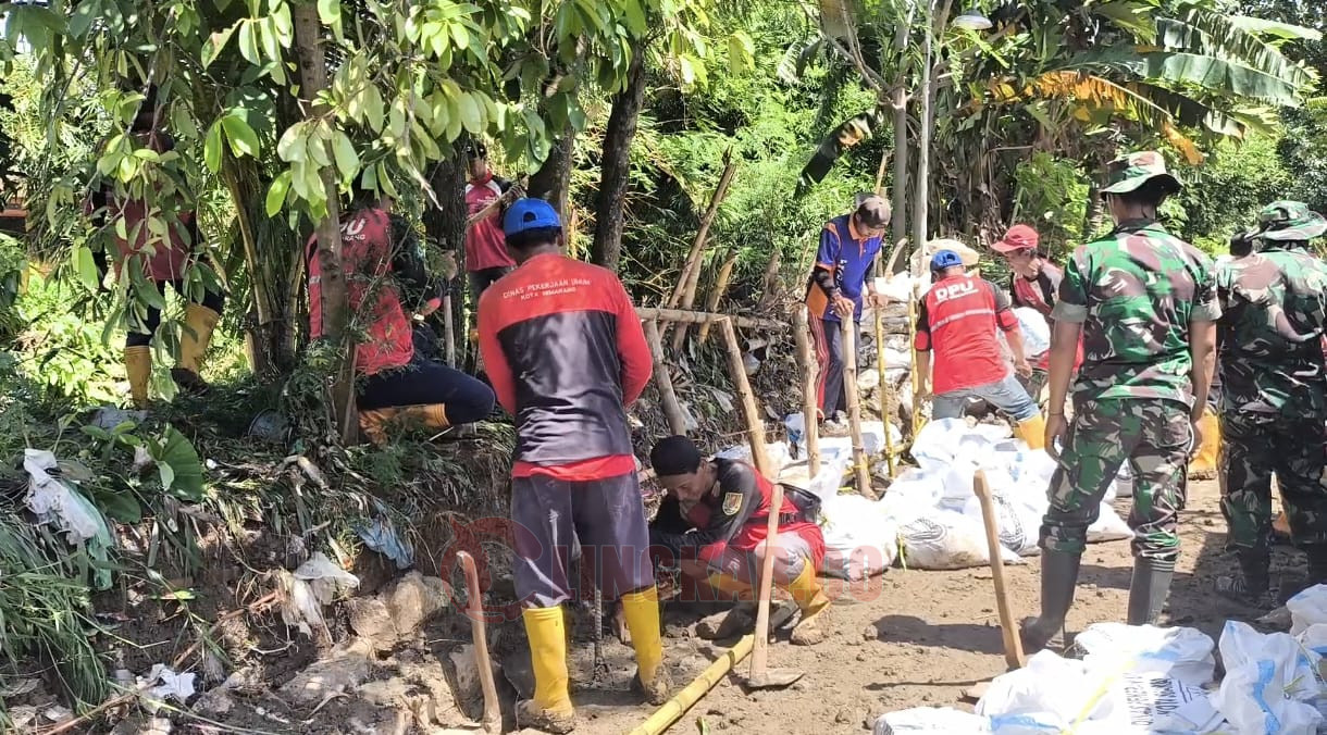 Penanganan tanggul jebol oleh Dinas Pekerjaan Umum (DPU) Kota Semarang.