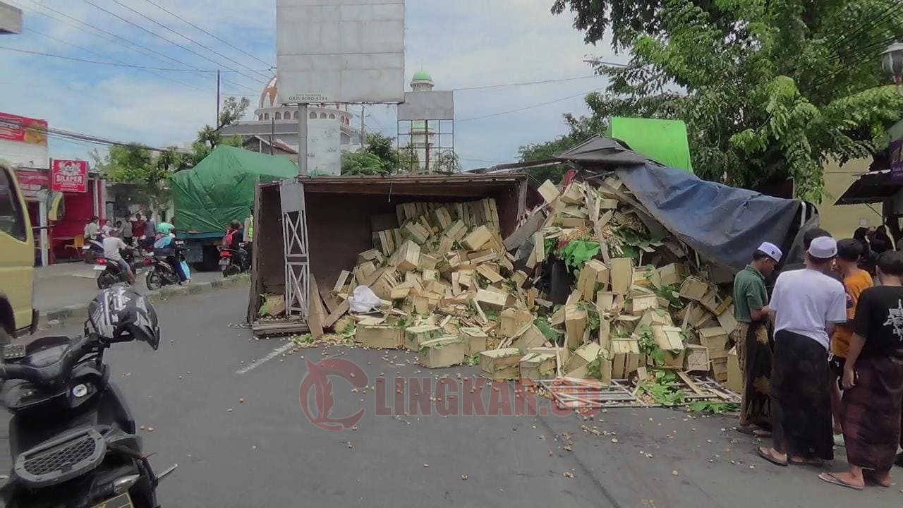 Kecelakaan truk bermuatan buah duku.