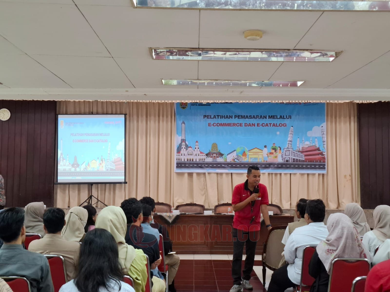Gus Wahid saat memberikan pelatihan pemasaran melalui  E-Commerce dan E-Catalog di Gedung Juang 45.