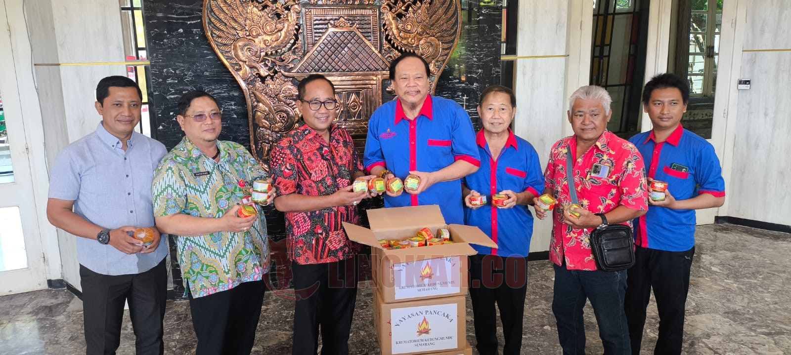 Foto : Simbolis penyerahan satu ton kue keranjang ke Pemkot Semarang. (dok Alan Henry)