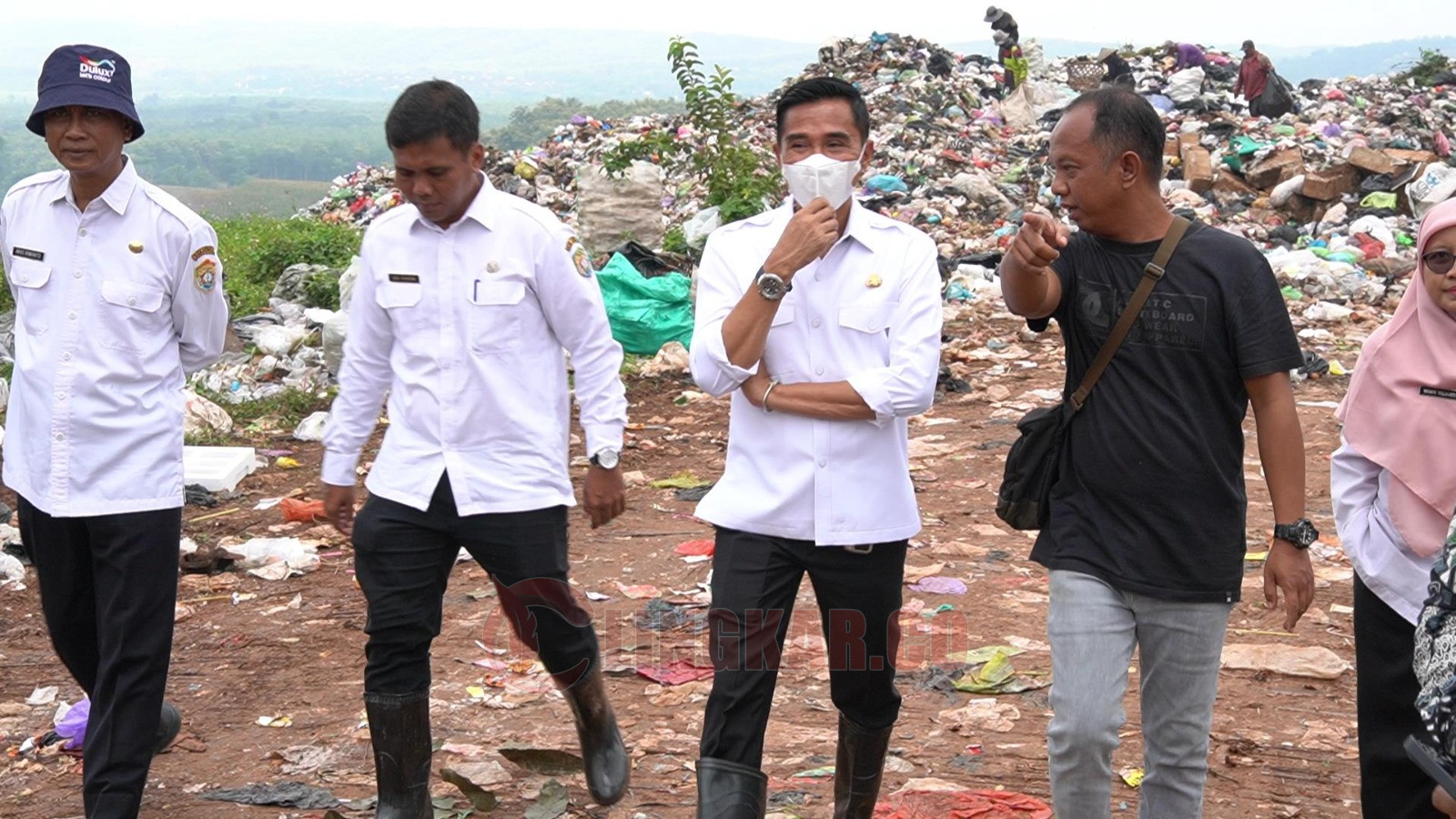 Foto: Wakil Bupati Kabupaten Kendal Benny Karnadi saat di TPA Darupono/Lingkar.co