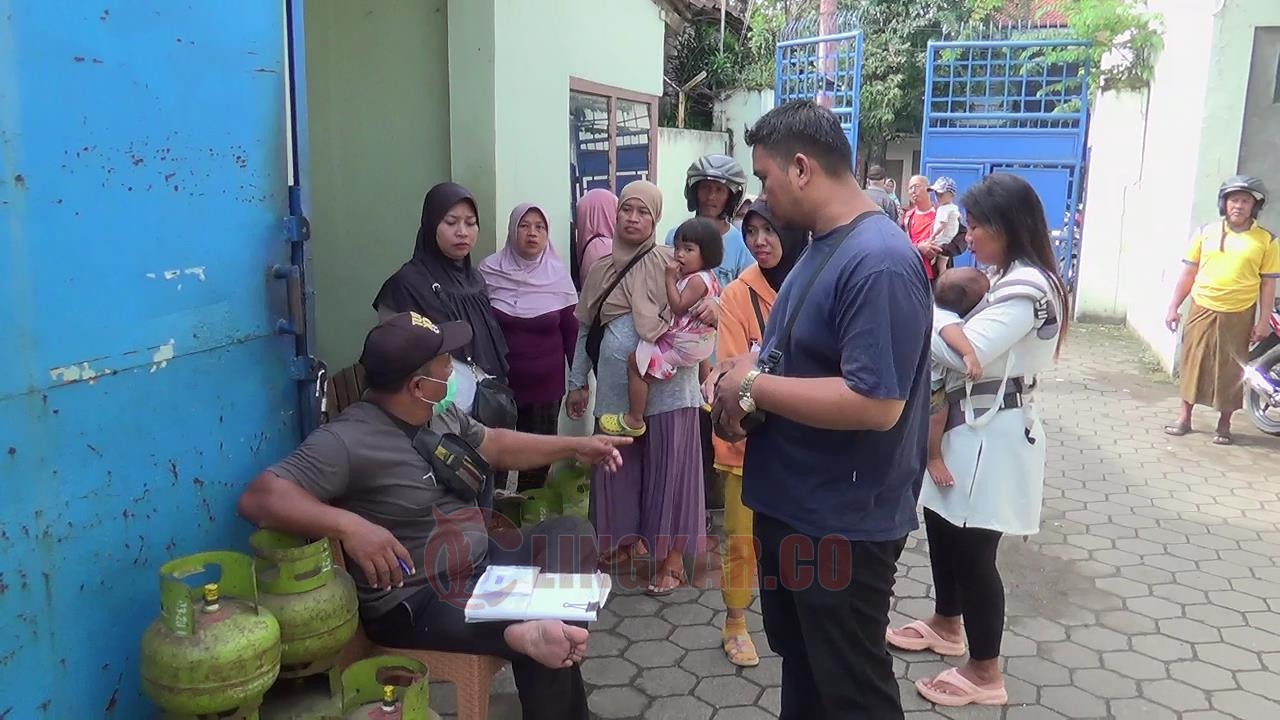 Masyarakat Kabupaten Kendal saat mengantri Gas LPG 3 Kilogram/Lingkar.co