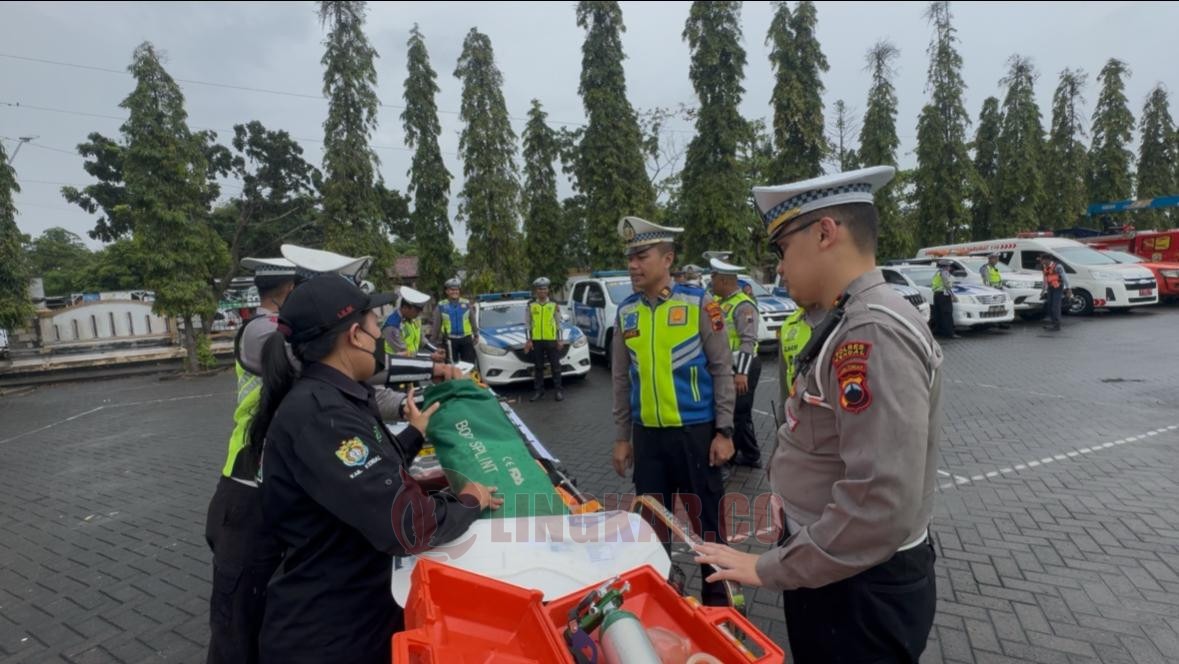 Kasat Lantas Polres Kendal, AKP Panji Yugo Putranto lakukan pengecekan kesiapan Satgas Quick Respon.