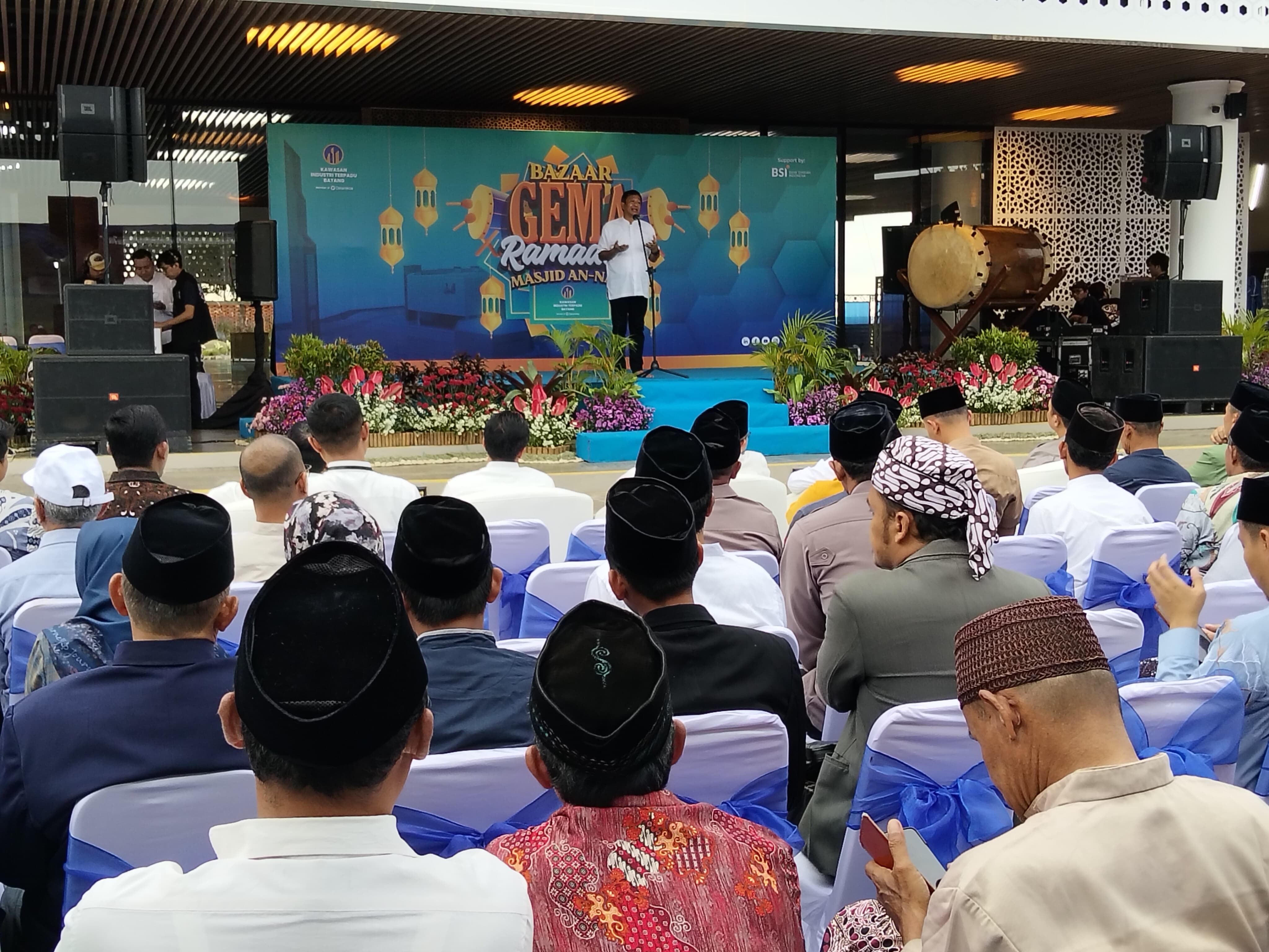 Bupati Batang, M. Faiz Kurniawan saat menghadiri Bazar Gema Ramadan.