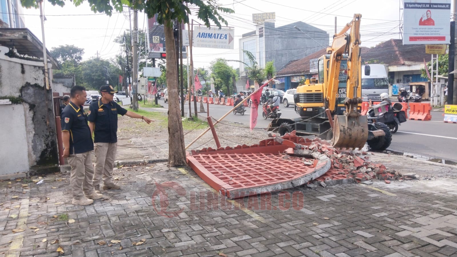 Alat berat Satpol PP Semarang lakukan perobohan tembok ilegal.