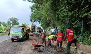 Perbaikan jalan rusak di Jalan Kuwasen Rejo - Kelurahan Pongangan, Kecamatan Gunungpati. (dok Pemkot Semarang)