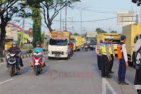 Petugas gabungan melakukan sosialisasi tentang pembatasan angkutan barang. Foto: dokumentasi