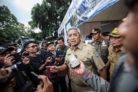 SOSOK: Wali Kota Bandung Muhammad Farhan saat doorstop dengan awak media. (Foto: Istimewa)