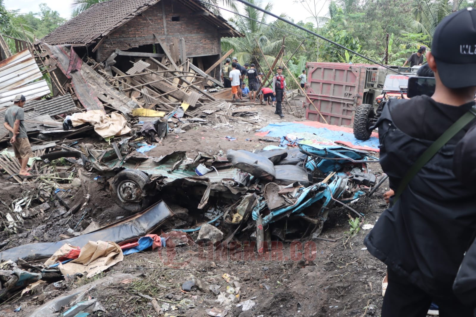 Mobil angkudes tampak ringsek parah usai dilibas mobil truk tronton pengangkut pasir di Jl Purworejo-Magelang Desa Kalijambe Purworejo. (dok Istimewa)