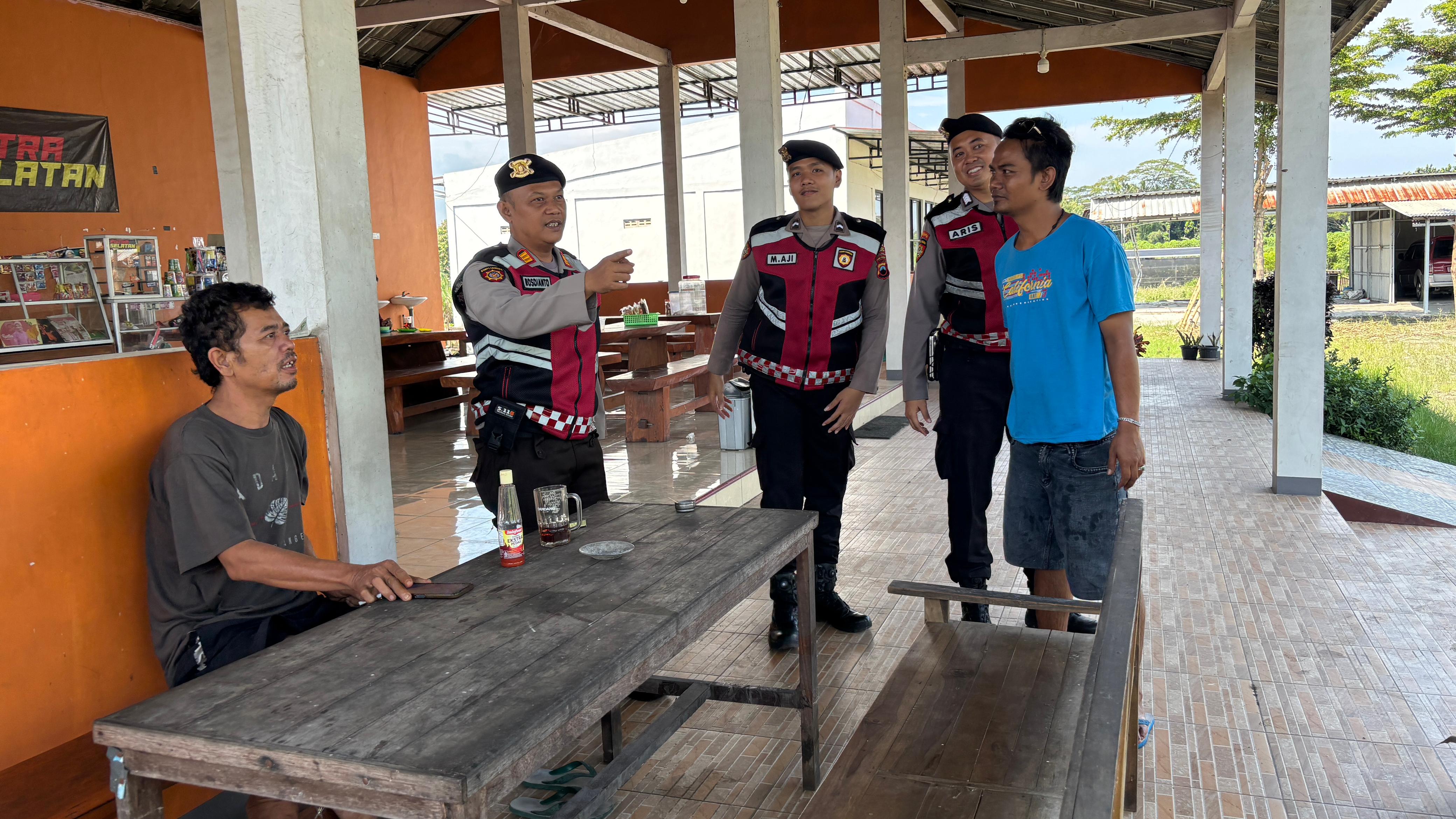 Kasat Sabhara Polres Purworejo saat berdialog dengan warga di rest area Jl Daendels Purworejo.(dok Lukman)