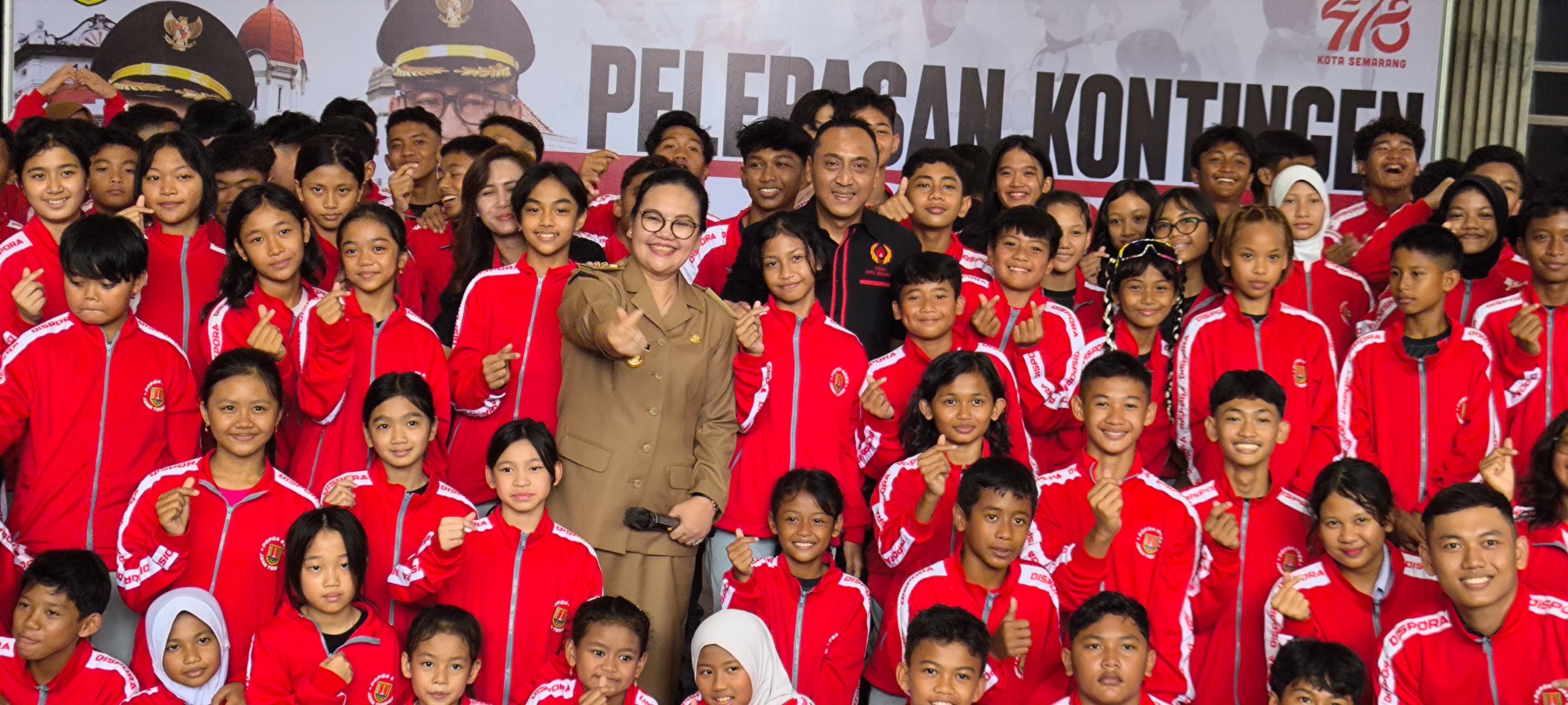 Wali Kota Semarang, Agustina Wilujeng Pramestuti saat foto bersama kontingen POPDA Kota Semarang. (dok Alan Henry)