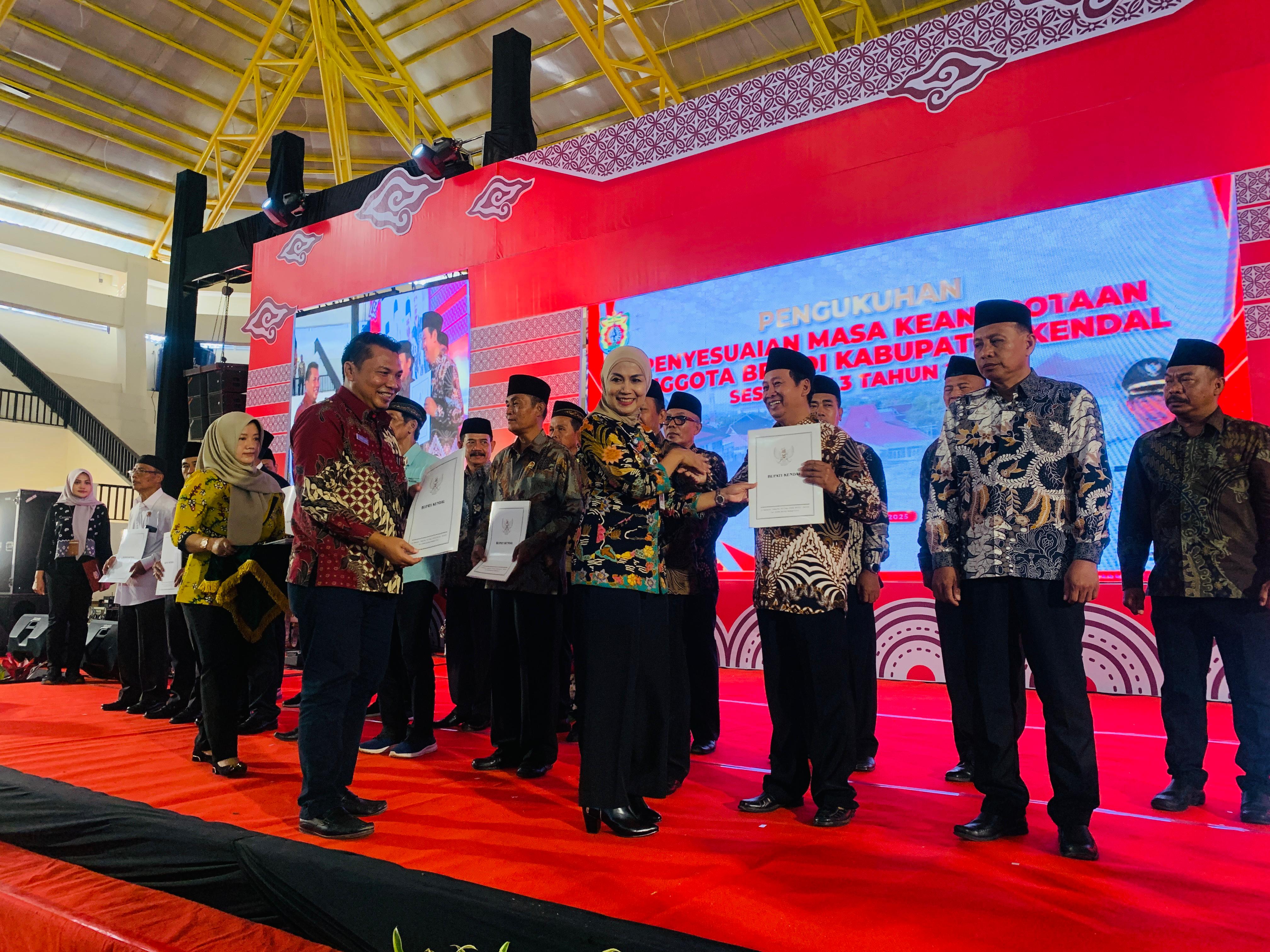Bupati Kendal Hj. Dyah Kartika Permatasari, SE., MM., kukuhkan anggota Badan Permusyawaratan Desa (BPD) se-Kabupaten Kendal. (dok Istimewa)
